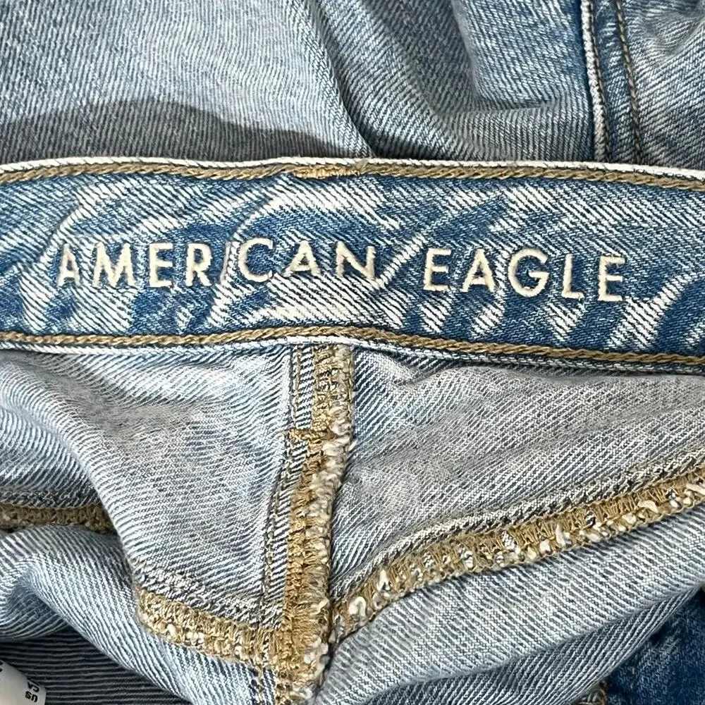 American Eagle Relaxed Mom Jeans Light Wash Size 4 Long